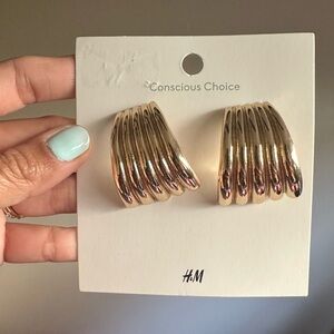 H&M Gold Statement Earrings 𝐏𝐑𝐈𝐂𝐄 𝐅𝐈𝐑𝐌